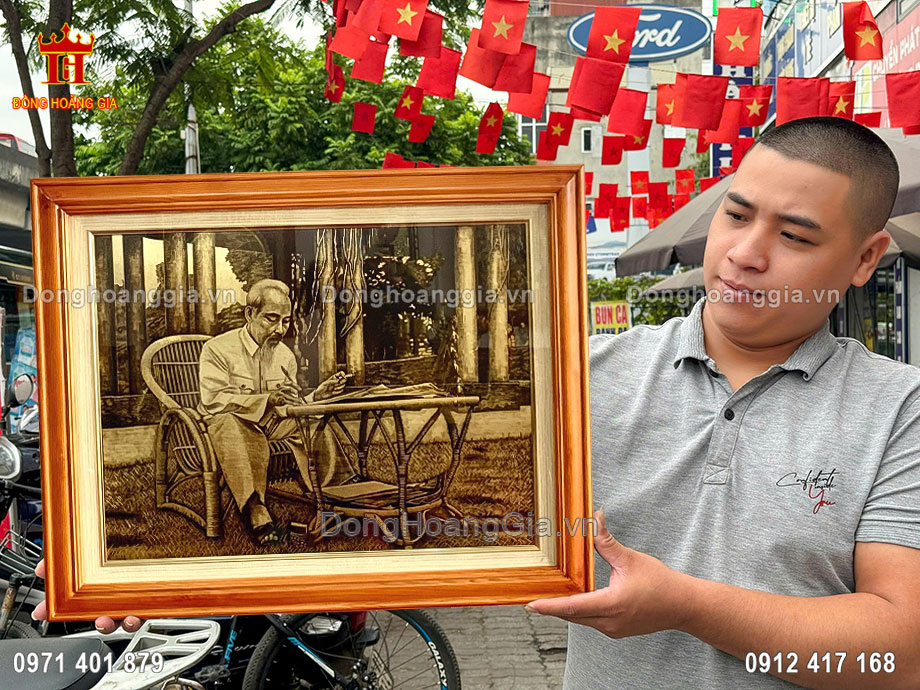 Bề mặt tranh được cạo màu giả cổ mang đến sự cổ kính